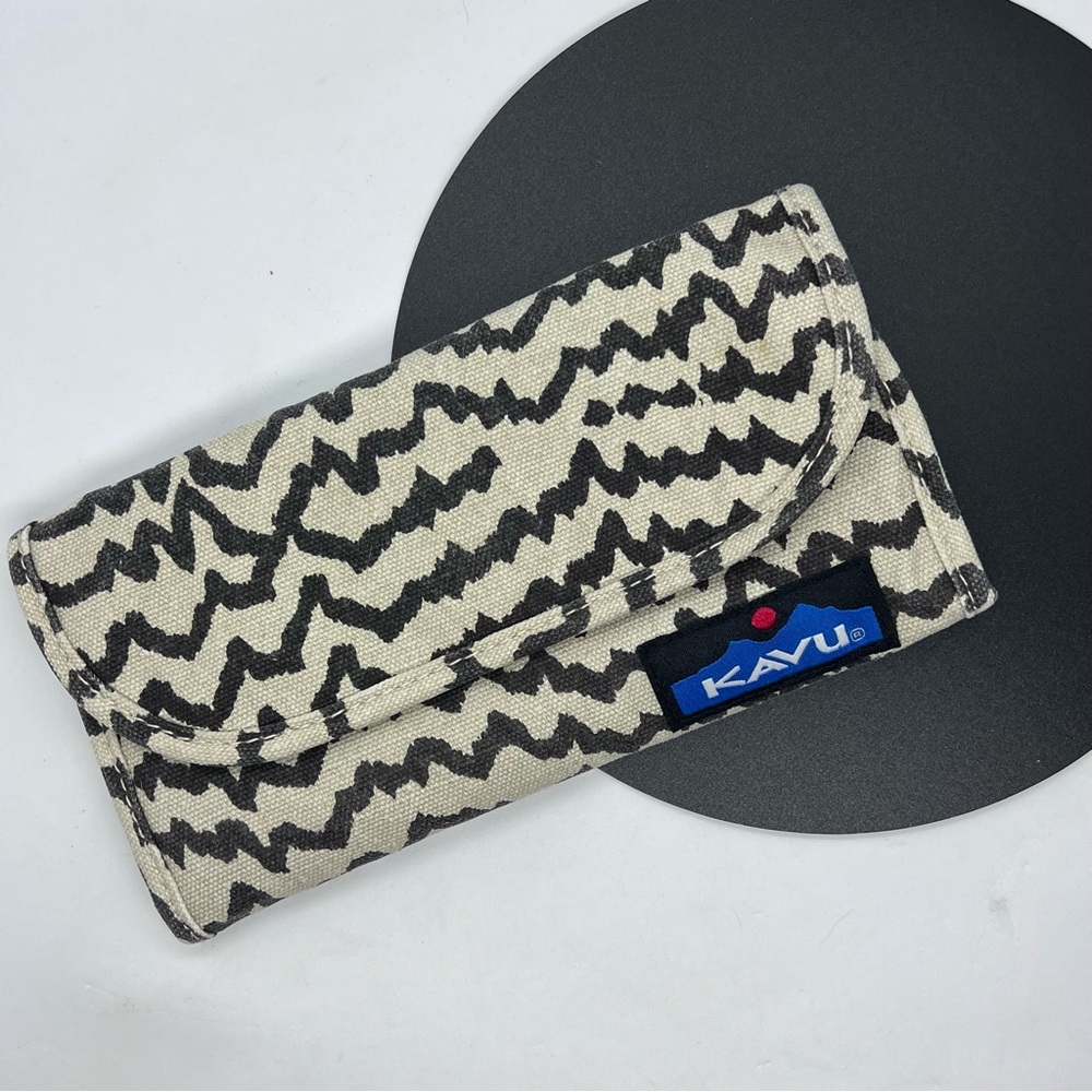KAVU Canvas Trifold Wallet Black Cream Zig Zag Print Coin Zip ID Holder